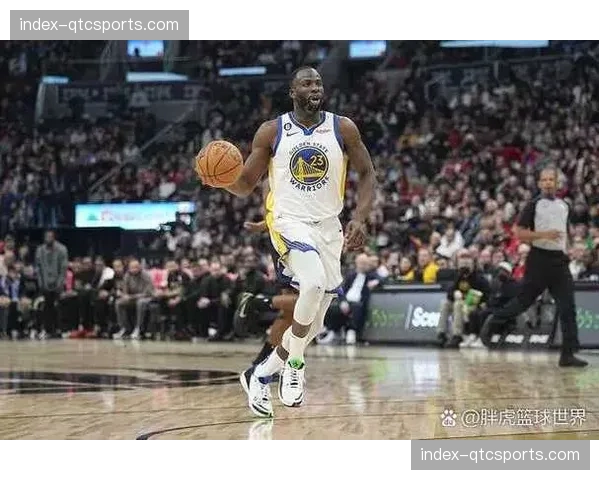 冲突瞬间：德雷蒙德·格林与多曼塔斯·萨博尼斯争抢篮板后被吹罚技术犯规