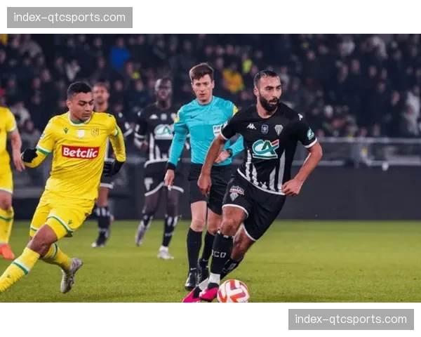 昂热vs梅斯比赛因球迷投掷烟火入场中断15分钟