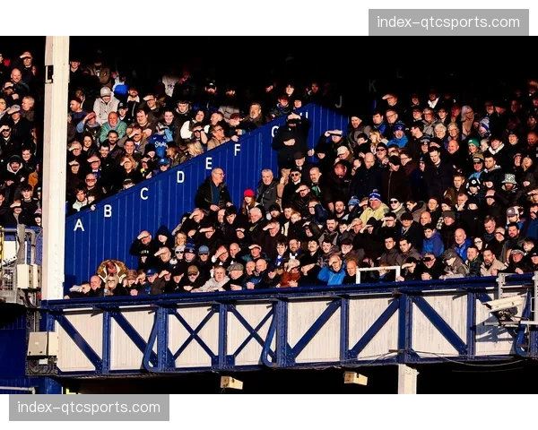 英超半自动越位系统全面启用，裁判将通过场内广播实时宣布VAR判罚结果